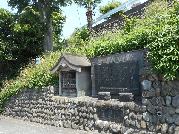 山中坂の戦災供養地蔵尊を写した写真です
